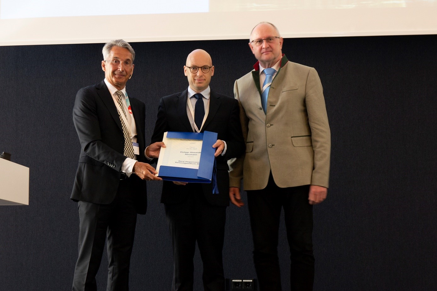 Priv.-Doz. Dr. Philipp-Alexander Neumann erhält Gerd Hegemann ...